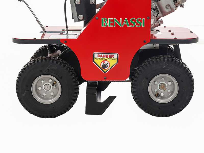 Benassi L390 4RM - D&eacute;plaqueuse de gazon tract&eacute;e &agrave; essence 4x4 - Honda GX200 - 6.5 CV