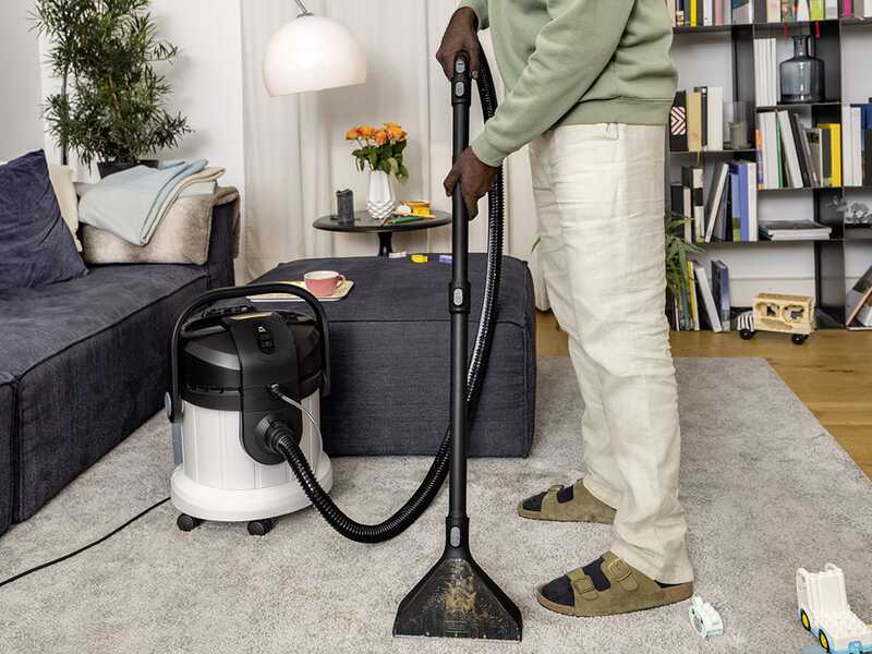 Karcher SE 4 Plus - Nettoyeur de moquettes - Aspirateur &agrave; liquides - Bidon d'eau propre / sale 4 l - 1000 W