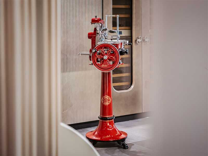 BERKEL B2 Rouge - Trancheuse &agrave; volant avec socle - &Agrave; lames en acier chrom&eacute; de 265 mm