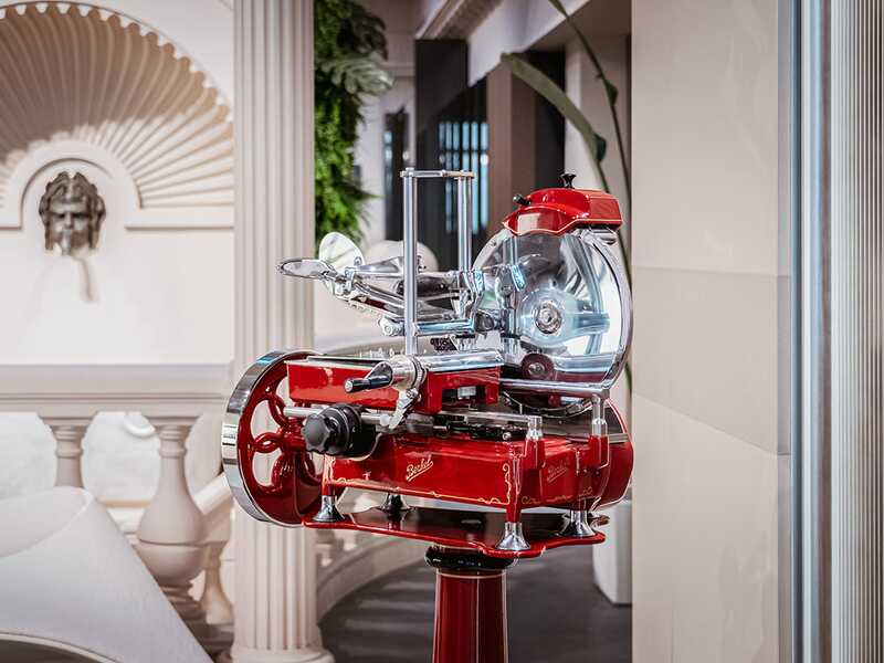 BERKEL B2 Rouge - Trancheuse &agrave; volant avec socle - &Agrave; lames en acier chrom&eacute; de 265 mm