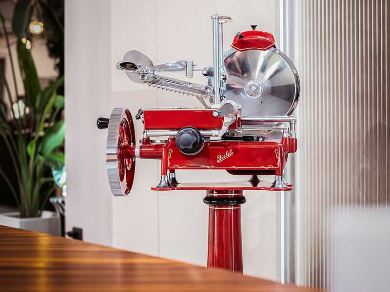 BERKEL B2 Rouge - Trancheuse &agrave; volant avec socle - &Agrave; lames en acier chrom&eacute; de 265 mm