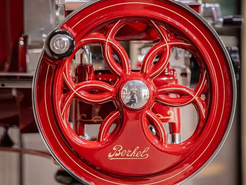 BERKEL B2 Rouge - Trancheuse &agrave; volant avec socle - &Agrave; lames en acier chrom&eacute; de 265 mm