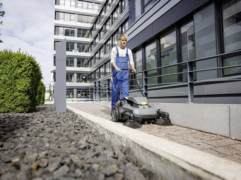 Karcher KM 70/30 C Bp 2SB - Balayeuse &agrave; batterie avec bac de ramassage - 36 V 6 Ah
