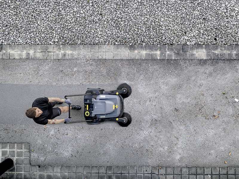 Karcher KM 70/30 C Bp 2SB - Balayeuse &agrave; batterie avec bac de ramassage - 36 V 6 Ah