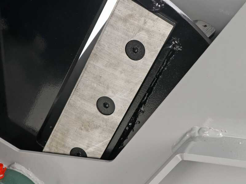 BullMach ZEUS 60 D - Broyeur de branches thermique - Moteur Ducar DH212