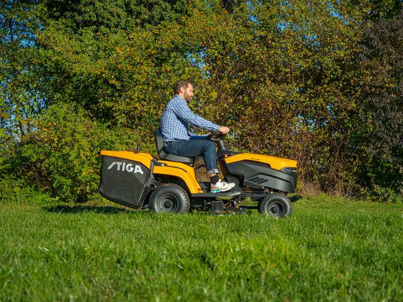 Stiga Estate 384e - Kit Tracteur tondeuse avec 2 modules de batterie ePower Pro de 56V/40Ah - Bac de ramassage et mulching