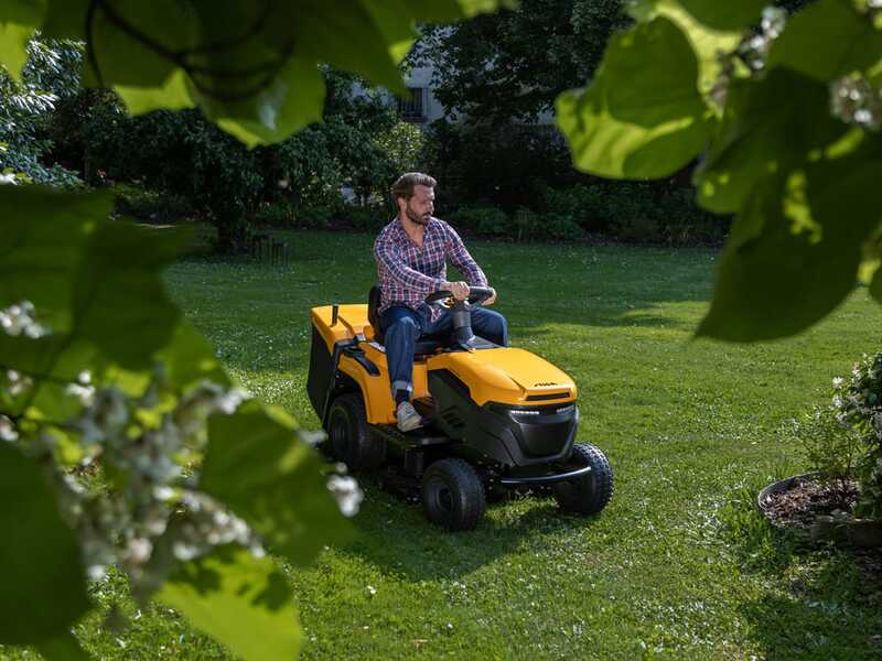 Stiga Estate 384e - Kit Tracteur tondeuse avec 2 modules de batterie ePower Pro de 56V/40Ah - Bac de ramassage et mulching