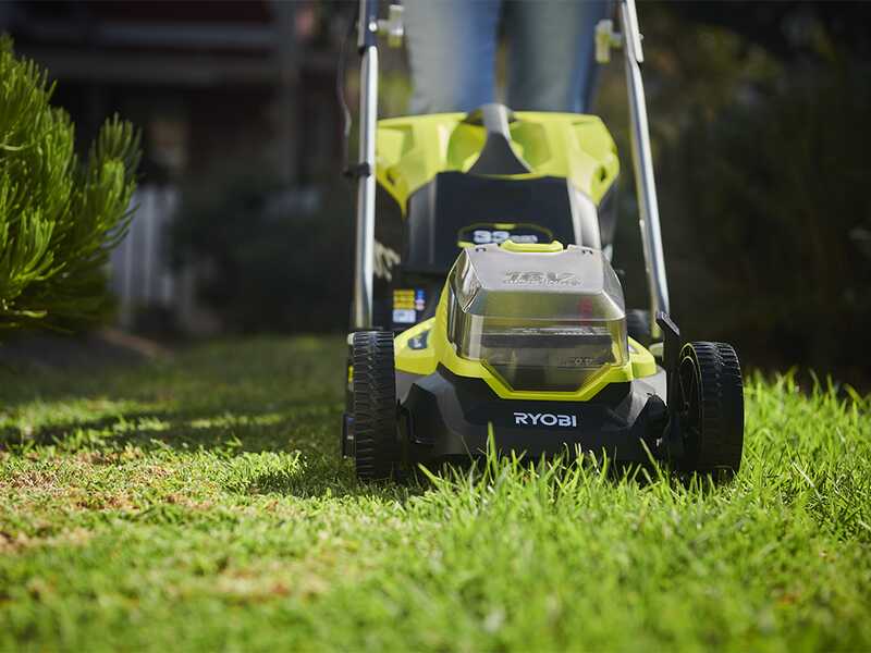 Ryobi OLM1833B - Tondeuse &agrave; gazon &agrave; batterie 18 V/4 Ah - Largeur de coupe 33 cm