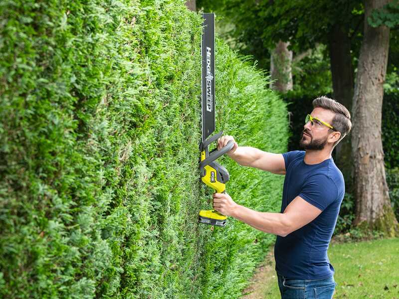 Ryobi RY18HT55A-120 - Taille-haie &agrave; batterie 18 V/2 Ah - Lame de 55 cm