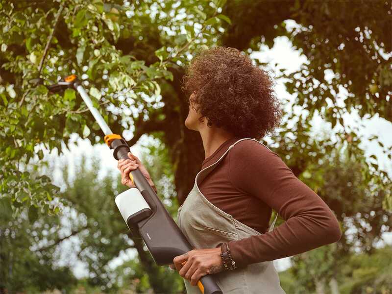 Fiskars eLopper Bypass - &Eacute;chenilloir &agrave; batterie - 90/140 cm - 24V - 2x 12V 4Ah - Diam&egrave;tre de coupe 32 mm
