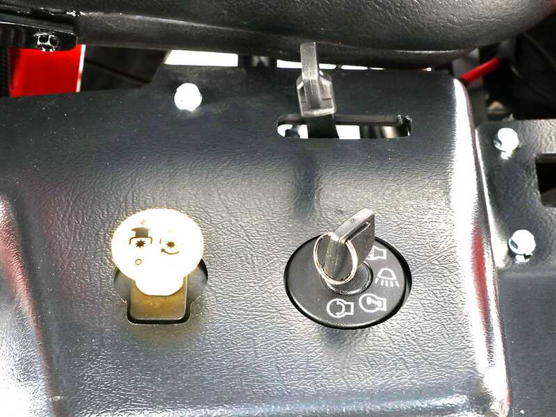 GeoTech ZTM 107-200 - Tracteur tondeuse professionnel &agrave; z&eacute;ro rayon de braquage - &Eacute;jection lat&eacute;rale - Moteur 546 cm&sup3;