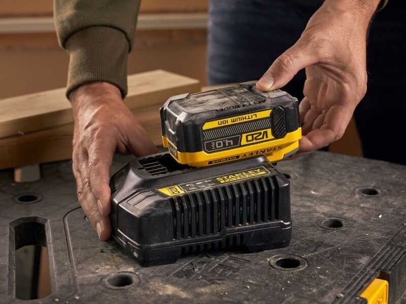Stanley Fatmax SFMCPP632B-XJ - &Eacute;chenilloir &agrave; batterie - 240 cm - 18 V - Diam&egrave;tre de coupe 32 mm - SANS BATTERIE NI CHARGEUR